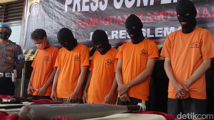 Lima orang ditetapkan sebagai tersangka buntut keributan suporter Persis Solo dengan warga, Selasa (26/7/2022).