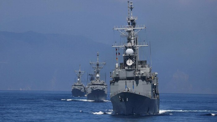 Taiwan Latihan Tempur, Roket dan Rudal Diluncurkan Anping-class offshore patrol vessel fires a JhenHai remote rocket as part of Taiwan's main annual