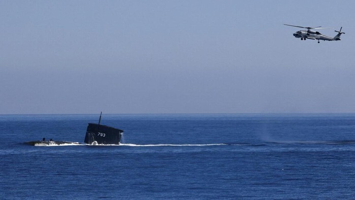 Taiwan Latihan Tempur, Roket dan Rudal Diluncurkan Anping-class offshore patrol vessel fires a JhenHai remote rocket as part of Taiwan's main annual