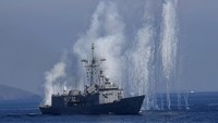Air laut memuncrat hingga melebihi tinggi kapal perang dalam latihan tempur tersebut.  Latihan tahun bernama Han Kuang itu mensimulasikan pencegatan terhadap pasukan musuh yang berusaha memasuki wilayah Taiwan.  
