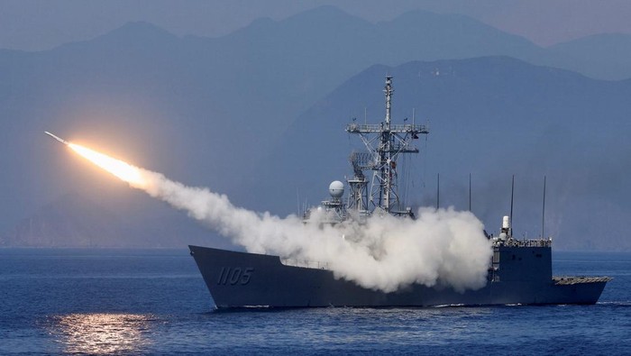 Anping-class offshore patrol vessel fires a JhenHai remote rocket as part of Taiwans main annual Han Kuang exercises, as 20 naval vessels including frigates and destroyers fired shells to simulate intercepting and attacking an invading force, off Taiwans northeastern coast, in Yilan, Taiwan, July 26, 2022. REUTERS/Ann Wang