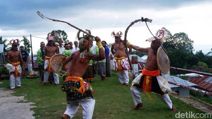Tari Caci di Desa Wisata Liang Ndara