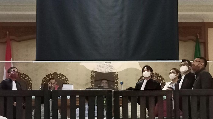 Terdakwa suap DID, Ni Putu Eka Wiryastuti dan Dewa Nyoman Wiratmaja bersama para saksi dari Direktorat Jenderal Perimbangan Keuangan (DJPK) Kementrian Keuangan melihat barang bukti dokumen dalam sidang pada Kamis (26/7/2022).