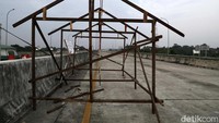 Sebelumnya warga memblokir sebagian ruas Tol Cimanggis-Cibitung, Bekasi, Jawa Barat, pada Senin (25/07/2022) malam.