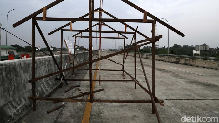 Tol Cibitung-Cimanggis Kembali Dibuka usai Diblokir Warga Tol Cimanggis-Cibitung, Bekasi, Jawa Barat, kembali dibuka usai diblokir warga pada Senin (25/07/2022) malam. Begini suasana terkininya.