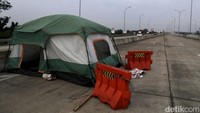Sebuah tenda masih terpasang di lokasi.