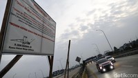 Saat ini blokir telah dibuka dan kendaraan dapat melintas.