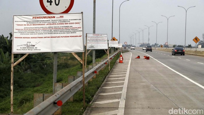 Tol Cimanggis-Cibitung, Bekasi, Jawa Barat, kembali dibuka usai diblokir warga pada Senin (25/07/2022) malam. Begini suasana terkininya.