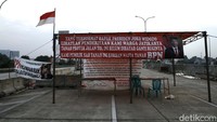Sejumlah spanduk masih terpasang di Tol Cimanggis-Cibitung, Bekasi, Jawa Barat, Selasa (26/7).