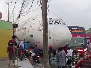 Truk Angkut Pesawat Lewat Bikin Jalanan di Parung Tersumbat