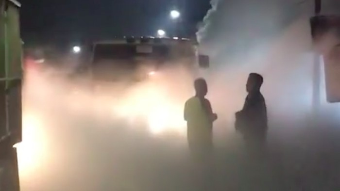 Video sebuah truk tangki menyemburkan gas berwarna putih viral di media sosial. Semburan gas tersebut membuat lokasi di sekitar seperti berkabut. (dok IG @ferlyaziss)