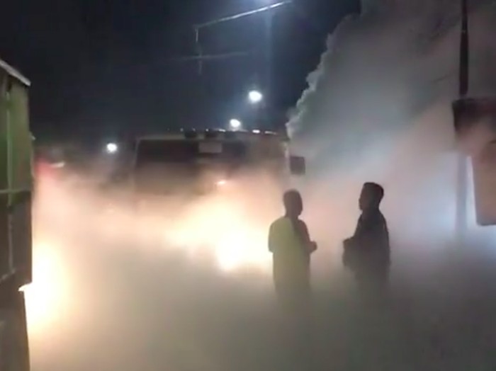 Video sebuah truk tangki menyemburkan gas berwarna putih viral di media sosial. Semburan gas tersebut membuat lokasi di sekitar seperti berkabut. (dok IG @ferlyaziss)