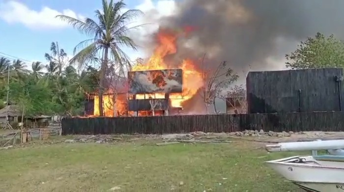 Villa Kiyakabin di Sekotong Barat terbakar, Selasa (26/7/2022).