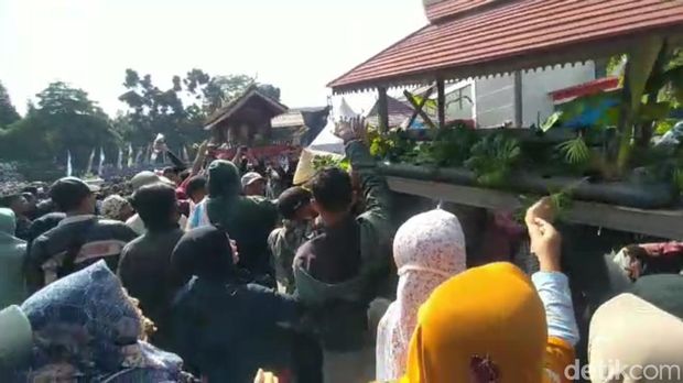 Warga berebut isi jampana.