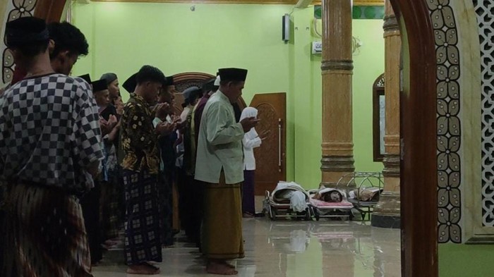 Warga salatkan 9 jenazah korban kecelakaan maut odong-odong di Serang