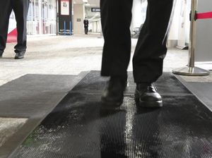 Waspada PMK, Bandara Perth Uji Coba Keset Sanitasi untuk Penumpang dari RI