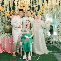 Zaskia Gotik dan suaminya Sirajuddin Mahmud tengah menanti anak kedua. Zaskia Gotik baru saja menghelat acara tujuh bulanan di tengah isu skandal suami selingkuh. Foto: dok. Instagram Fotografer @friboplus