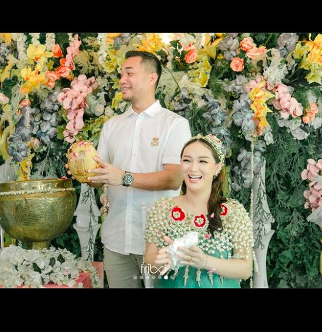 Lewat akun Instagramnya, Zaskia membagikan momen tasyakuran tujuh bulanannyanya itu. pedangdut 32 tahun itu melakukan siraman yang didampingi sang suami. Foto: dok. Instagram Fotografer @friboplus