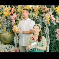 Lewat akun Instagramnya, Zaskia membagikan momen tasyakuran tujuh bulanannyanya itu. pedangdut 32 tahun itu melakukan siraman yang didampingi sang suami. Foto: dok. Instagram Fotografer @friboplus