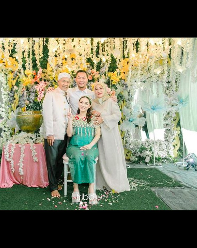 Di tengah isu perselingkuhan sang suami, tampak pasangan tersebut tetap berbahagia menyambut anak keduanya. Foto: dok. Instagram Fotografer @friboplus