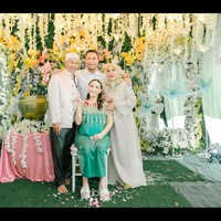 Di tengah isu perselingkuhan sang suami, tampak pasangan tersebut tetap berbahagia menyambut anak keduanya. Foto: dok. Instagram Fotografer @friboplus