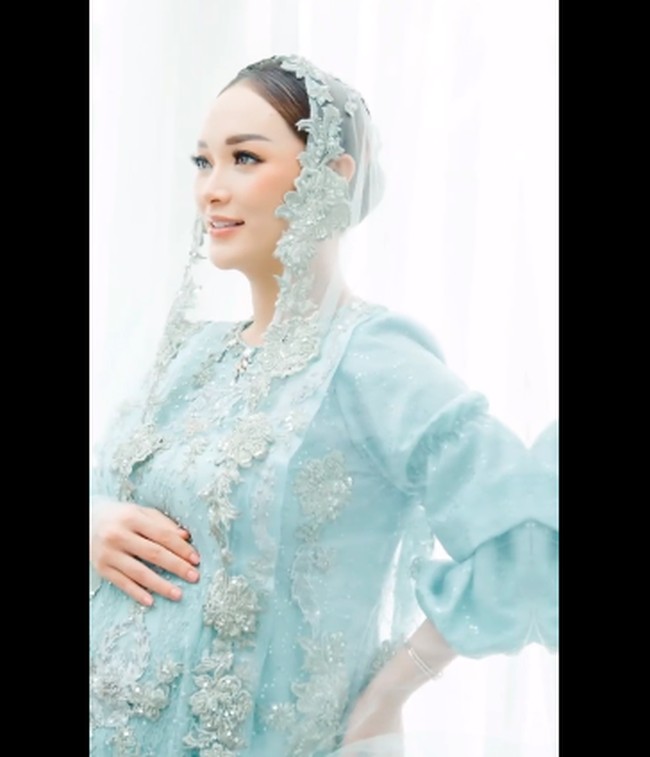 Dalam penampilan pengajian tujuh bulanan tersebut, Zaskia cantik mempesona dengan dress panjang mint.Foto: dok. Instagram Fotografer @friboplus