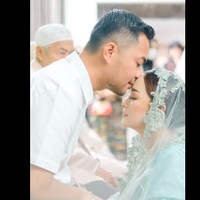 Momen Sarajudin mencium kening Zaskia dengan mesra saat prosesi sungkeman setelah siraman tujuh bulan. Foto: dok. Instagram Fotografer @friboplus