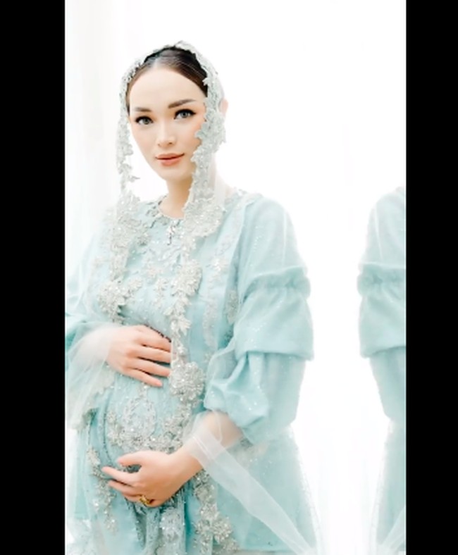 Pregnancy glow terlihat di wajah Zaskia. Dia pun menyempurnakan penampilannya dengan kerudung yang senada dengan busananya. Foto: dok. Instagram Fotografer @friboplus