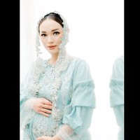 Pregnancy glow terlihat di wajah Zaskia. Dia pun menyempurnakan penampilannya dengan kerudung yang senada dengan busananya. Foto: dok. Instagram Fotografer @friboplus