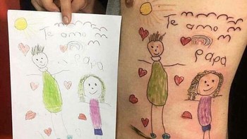 Gambar anaknya dijadikan tatto... Wah kreatif banget ya