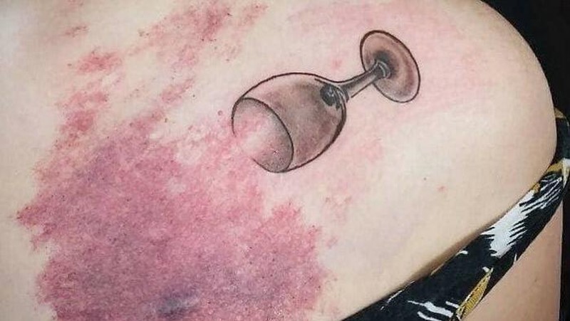 Akun Instagram yang bernama Crazyytattoos, menampilkan foto gambar tatto yang membuat orang kagum melihatnya. Yuk kita lihat foto-fotonya.