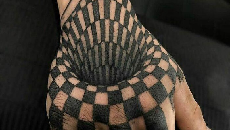 Akun Instagram yang bernama Crazyytattoos, menampilkan foto gambar tatto yang membuat orang kagum melihatnya. Yuk kita lihat foto-fotonya.