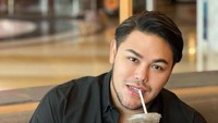 Presenter berusia 40 tahun ini, tampil lebih fit dan bugar usai berhasil menurunkan berat badan hingga 47 kilogram. Dirinya sering membagikan kiat sukses diet, sampai tetap bisa makan enak. Foto: Instagram/Youtube