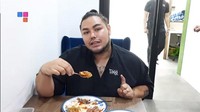 Perancang busana yang dikenal humoris ini, punya menu makan sehat sekarang. Yaitu menyantap nasi merah, dengan aneka sayur dan protein. Foto: Instagram/Youtube