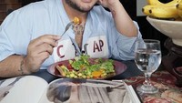 Meski tengah diet, dirinya tetap bisa kulineran dan makan enak. Salah satu makanan yang disukainya ada salad dan aneka buah. Foto: Instagram/Youtube