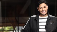 Ivan Gunawan tengah disorot usai kata-katanya yang dianggap menyindir penyanyi Keisya Levronka tentang keahlian menyanyinya. Di Instagramnya, Ivan aktif kulineran seru dan mengunggah berbagai momen lainnya. Foto: Instagram/Youtube