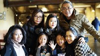 Terlihat awet muda, Ririn sudah punya 3 anak loh! Ini momen ketika Ririn, anaknya, dan keluarga pergi ke kafe Disneyland untuk mencicipi es krim. Foto: Instagram @ririndwiariyant