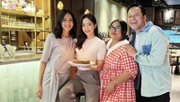Ririn tampaknya memang hobi pergi ke kafe. Momen ini diambil ketika Ririn sedang berulang tahun. Ririn sempat diberi kejutan oleh teman-temannya. Foto: Instagram @ririndwiariyant