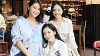 Kali ini Ririn Dwi Ariyanti sedang asyik berpose di sebuah kafe. Terlihat Ririn menikmati makan siang bersama teman-temannya. Foto: Instagram @ririndwiariyant