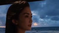 Ririn  Dwi Ariyanti tampak cantik memegang gelas koktail sambil menikmati hembusan angin di pinggir pantai. Foto: Instagram @ririndwiariyant