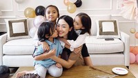 Pada momen ulang tahunnya, wanita berambut panjang ini turut merayakan dengan anak-anak tercinta. Banyak kue ulang tahun Ririn yang tersebar di meja. Foto: Instagram @ririndwiariyant
