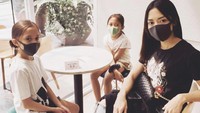 Ririn Dwi Ariyanti tak lupa mengajak anak-anak perempuannya ke kafe. Ririn dan anak-anaknya berfoto dahulu sambil menunggu pesanan mereka datang. Foto: Instagram @ririndwiariyant