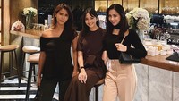 Hobi nongkrong, kali ini Ririn Dwi Ariyanti kembali terlihat sedang duduk manis di bar bersama teman-teman dekatnya. Foto: Instagram @ririndwiariyant