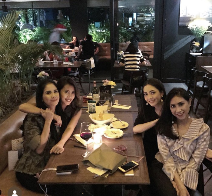 10 Potret Ririn Dwi Ariyanti Saat Nongkrong di Kafe 10 Potret Ririn Dwi Ariyanti Saat Nongkrong di Kafe