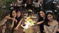 Ririn Dwi Ariyanti pergi bersama teman-temannya untuk nongkrong sekaligus makan dan bersantai. Seru ya! Foto: Instagram @ririndwiariyant