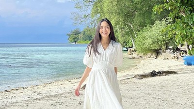 10 Potret Ririn Dwi Ariyanti Saat Nongkrong di Kafe