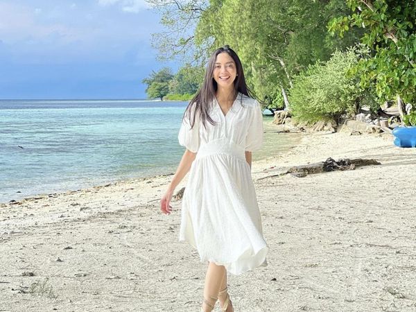 10 Potret Ririn Dwi Ariyanti Saat Nongkrong di Kafe