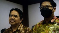 Ade Armandao tenang menunggu sidang dimulai. Wajah Ade Armando sudah tampak tidak ada lagi bekas pengeroyokan.