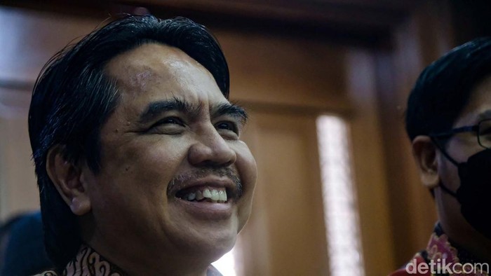 Ade Armando bersiap menjadi saksi kasus pengeroyokan terhadap dirinya. Begini penampilan terkini Ade Armando.