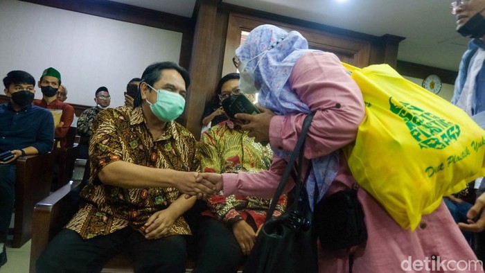 Ade Armando bersiap menjadi saksi kasus pengeroyokan terhadap dirinya. Begini penampilan terkini Ade Armando.